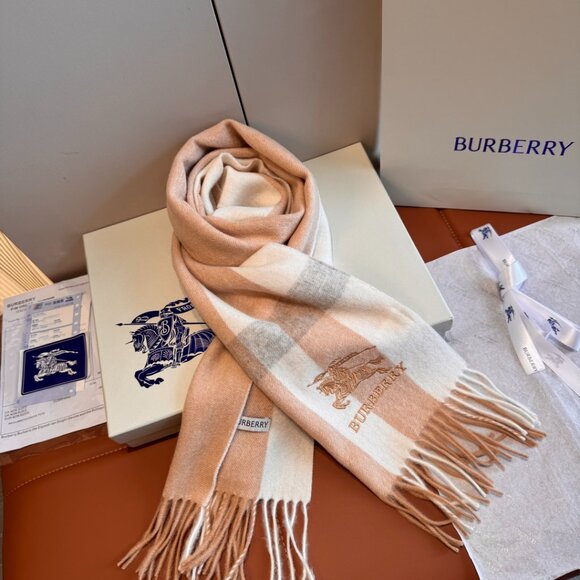Burberry Women's Scarf - Picture 3 of 6
